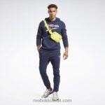 رجال ناقلات البحرية كنزة بغطاء للرأس بشعار الماركة Reebok 0NZ0F1175 - Image 2